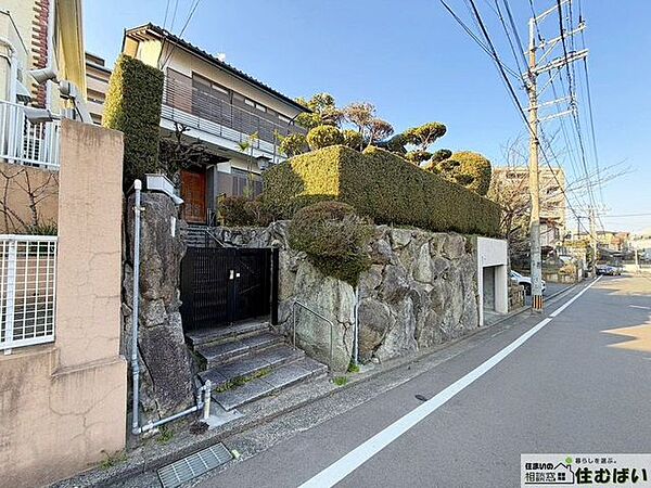 ゆとりのある敷地で、敷地内には駐車できるスペースを確保。階段を上がった先に玄関があり、プライベート感のある落ち着いた住環境です。