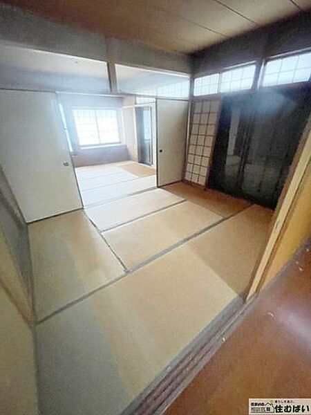 畳の落ち着いた雰囲気が魅力の和室です。ゆったりとした空間で、くつろぎの時間を過ごしたり、客間としても使いやすいお部屋です。