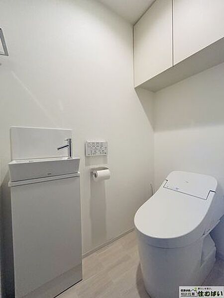 スタイリッシュなタンクレストイレ採用！独立手洗い付きでデザイン性と使い勝手を両立◎