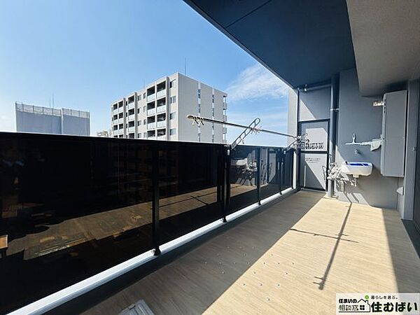 屋根付きワイドバルコニーで天候を気にせず活用可能！水栓付きで掃除やガーデニングにも便利です◎