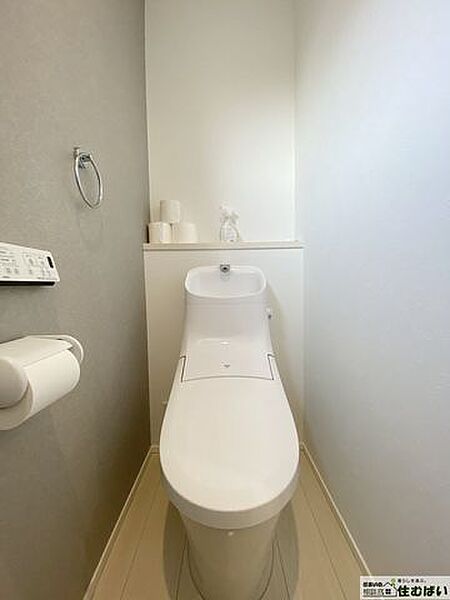 各階1カ所ずつに設けられたトイレはお手入れも簡単で機能的な温水洗浄便座付き♪朝の忙しい時間帯にもゆとりがもてますね。