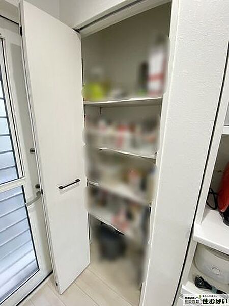 パントリー付きで食品などを保存するのに便利です☆