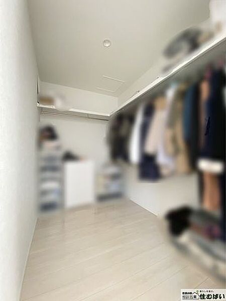 広々としたウォークインクローゼット！上も下も活用したらたくさん収納できそうです。