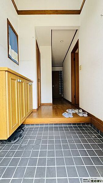 たっぷり収納できるシューズボックスです。家族全員の靴がきれいに整頓できます。棚の上にお花や写真を飾っても良いですね♪