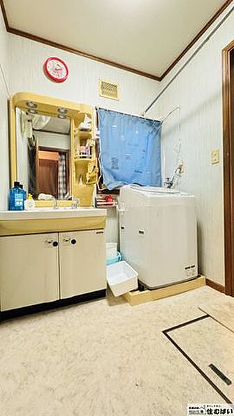 湿気がこもりがちな洗面所にも窓があるので明るく風通しの良い空間に。広々とした洗面脱衣所なので、入浴後のお子様とのお着替えもゆとりある広さです(^^)/