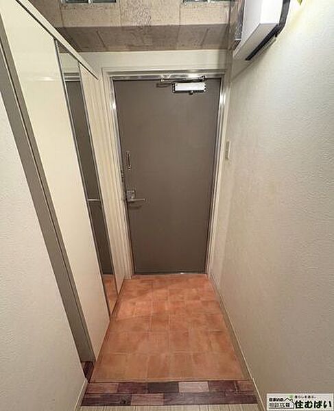 【身だしなみチェックも万全】玄関には便利な姿見付きのシューズボックスを完備。テラコッタ調のフロアタイルが温かみのある空間を演出してお客様を優しく迎えます。スッキリとした印象の機能的な玄関です。