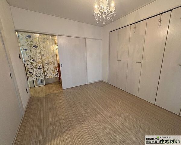 【収納豊富な約6帖の洋室】壁一面に広がる大容量のクローゼットを完備。お部屋を広く使えます。白を基調とした明るい内装のため、寝室やワークスペースにも最適な落ち着きと温かみのある空間です。