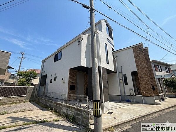 【外観】角地のような開放感があるスタイリッシュな3階建！ 白を基調にダークトーンを効かせたモダンなデザインが目を引きます。ビルトインガレージに加え窓の配置にもこだわった都会的で洗練された一棟。