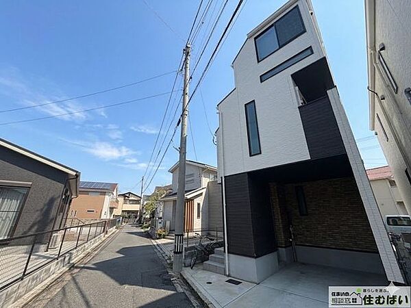 【外観】角地のような開放感があるスタイリッシュな3階建！ 白を基調にダークトーンを効かせたモダンなデザインが目を引きます。ビルトインガレージに加え窓の配置にもこだわった都会的で洗練された一棟。