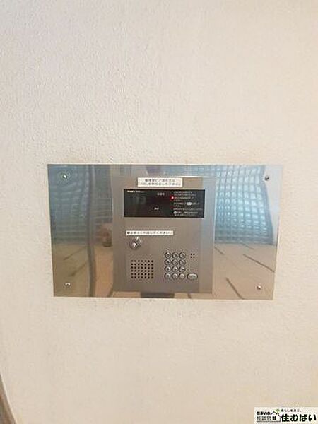 オートロックでセキュリティの高いエントランスです。テレビモニター付きのインターフォンで来客者を確認出来るので安心です。