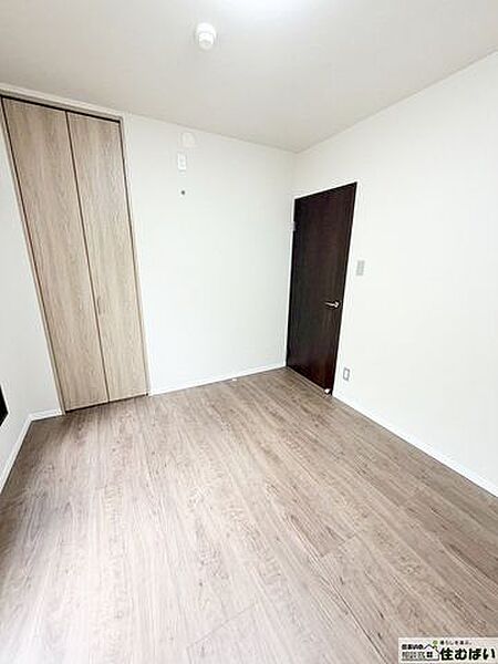 明るい洋室は、子供部屋にピッタリです。クローゼットにおもちゃや衣類がしまえるので、自分でお片付けする習慣が付きます。
