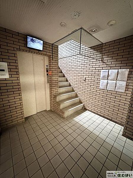 エントランスにはエレベーターと階段が隣接しており、移動に便利な配置です。階段もすぐ近くにあるため、用途に合わせてスムーズに使い分けできます。