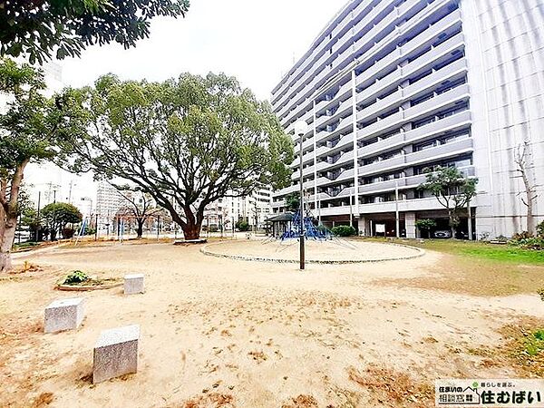 近くにある福崎公園。お子様ものびのび遊べます。