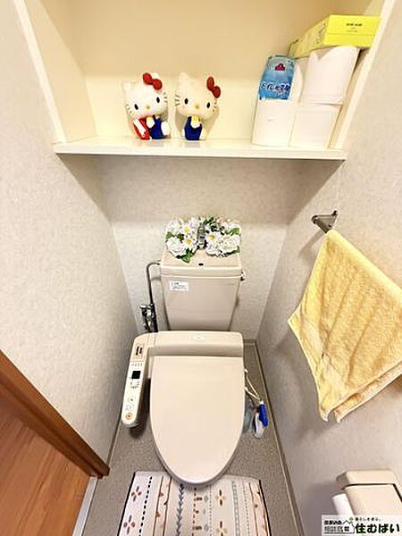 便利なウォシュレット付き◎ゆったりとしたサイズ感とお洒落なアクセントクロスでまるでお店の個室です♪消耗品や掃除用具も備え付きの収納棚にスマートに保管できます！