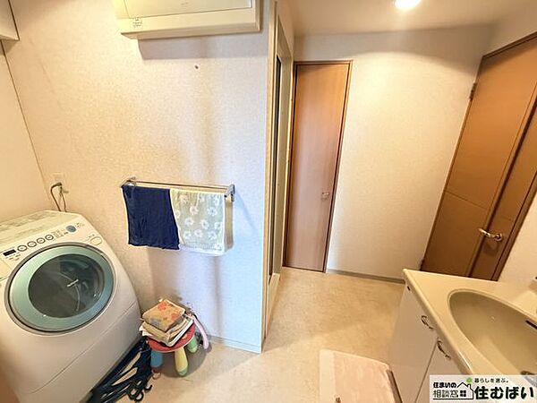広い脱衣所で、ゆとりのあるスペースが魅力です。