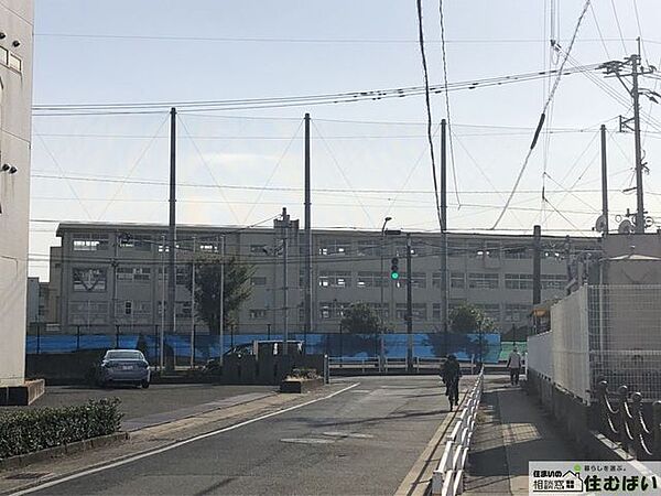 福岡市立多々良中央中学校 徒歩12分。部活などで下校が遅くなってしまった際も安心の距離です。 890m