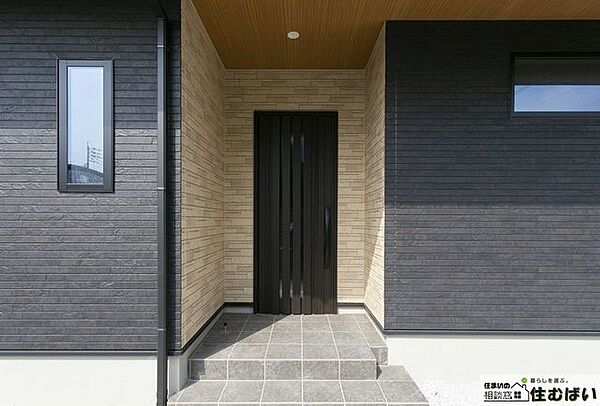 石目調のアクセントが織りなす、洗練されたエントランスアプローチ。帰宅するたびに誇らしさを感じさせる、モダンで格調高いデザインが住まいの顔として訪れる人を優雅にお迎えします。