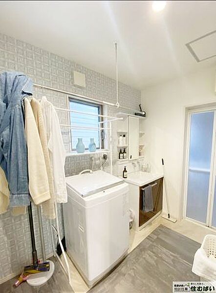 湿気がこもりがちな洗面所にも窓があるので明るく風通しの良い空間に。広々とした洗面脱衣所なので、入浴後のお子様とのお着替えもゆとりある広さです(^^)/
