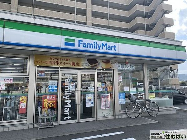 ファミリーマート篠栗庄店 徒歩8分。24時間営業のコンビニが近いとコピー機の利用や郵便物の受け取り、支払い手続きなどが身近に行えて便利です！ 570m