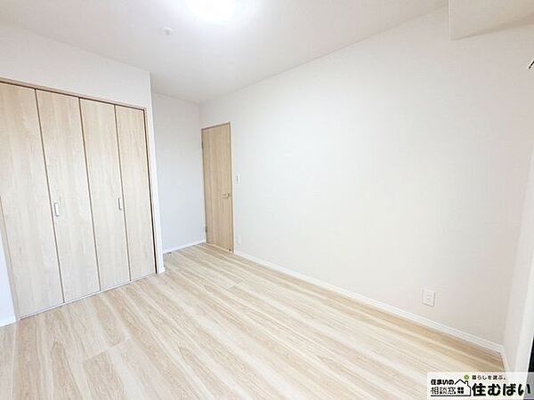 収納力のあるクローゼットを備えた寝室。衣類や季節物をすっきり整理でき、ゆとりある空間で快適に過ごせます。