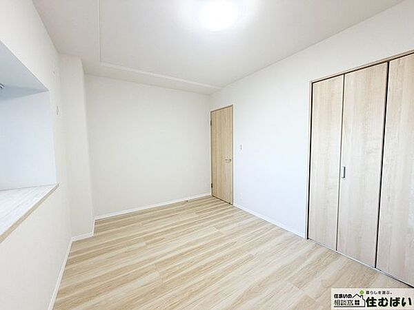 お部屋のフローリングはナチュラルウッドで優しい印象を感じさせ、家具の色も映えるインテリア選びが楽しいお部屋に♪