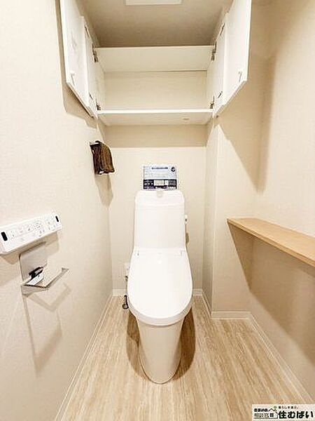 お手入れも簡単で機能的な温水洗浄便座付き♪朝の忙しい時間帯にもゆとりがもてますね。