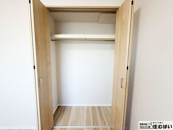 明るい洋室は、子供部屋にピッタリです。クローゼットにおもちゃや衣類がしまえるので、自分でお片付けする習慣が付きます。フローリングなので、お掃除もしやすいです(^^)