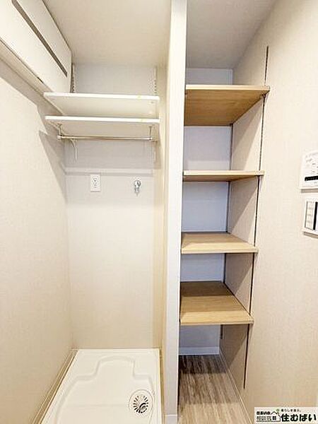 洗濯機を置いてもゆとりのある脱衣所はタオルや消耗品の整頓に便利な収納スペースが備え付き！可動棚なのでお好みの高さに調節ができます♪収納いらずで機能的です☆