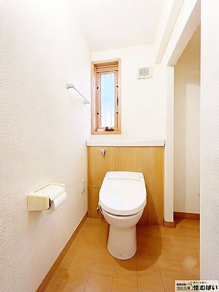 トイレ白を基調とした壁に木目のアクセントパネルと枠が映える、温かみあふれるトイレ空間です。