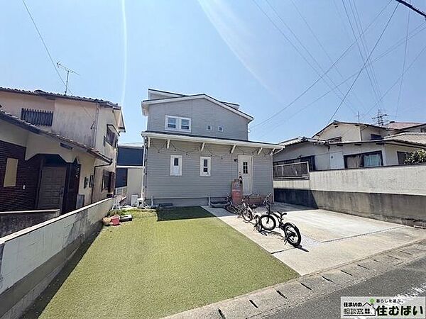 すっきりと洗練されたグレーの外観に、明るい陽光が降り注ぐ開放的な敷地です。お庭や駐車スペースとしてゆとりがあり、自転車などもゆったりと置ける実用性の高いエントランスとなっています。