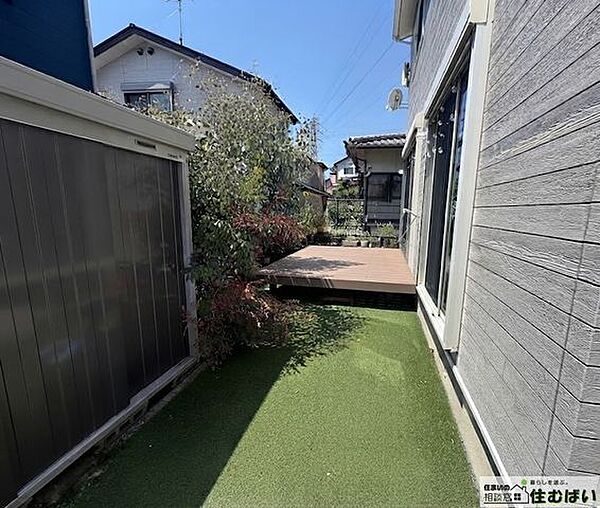 開放的なウッドデッキや人工芝が広がるプライベート感あふれるお庭です。便利な屋外物置も設置されており、アウトドア用品や季節の小物をすっきりと収納できる実用性の高い空間です。