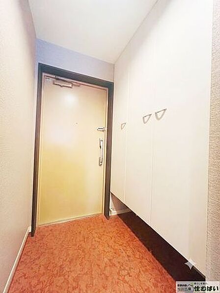 玄関大きめのシューズボックスがあり、靴が多い人でもすっきり収納できます♪