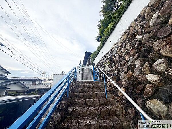 趣ある石垣と味わい深い石積みの階段が、まるで歴史ある城下町や隠れ家へ続くかのようなアプローチを演出します。