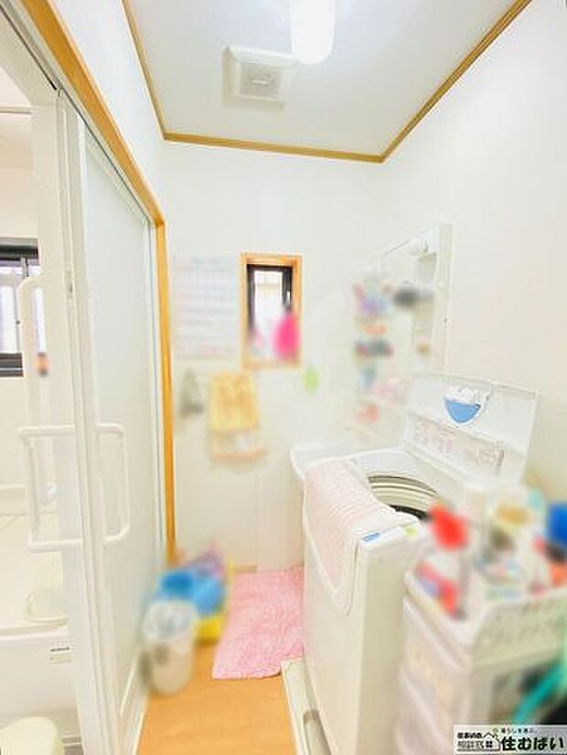 洗面室は洗濯機や収納家具を設置してもゆとりが持てます◎窓が設けられているので、湿気対策もバッチリです！