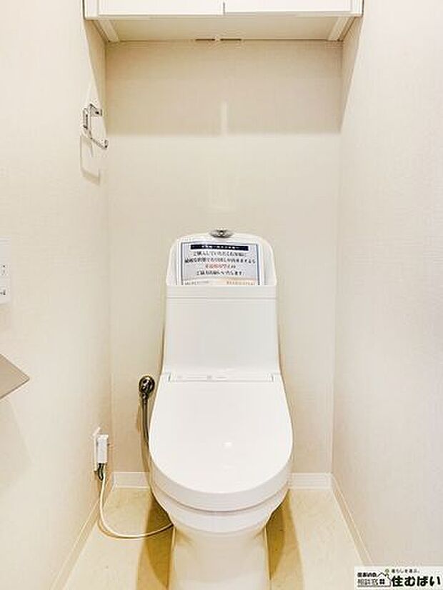 新品で気持ち良くご使用いただけるトイレは便利な温水洗浄便座付き◎朝の忙しい時間帯にもゆとりがもてます♪消耗品や掃除用具も備え付きの収納棚にスマートに保管できます！