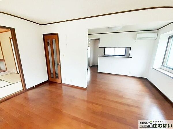 LDKは広々約18帖！引き戸を開放すれば8帖の和室と繋がり、より大きな住空間に☆お子様の室内遊びやペットスペースにも困らないゆとり設計です♪