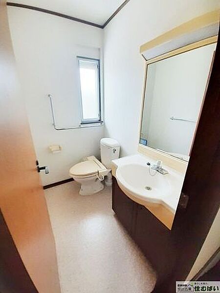 トイレは便利なウォシュレット付き◎朝の忙しい時間帯にもゆとりがもてます♪トイレだけでなく洗面台も各階1か所ずつに設けられているので、生活の利便性が高まります！