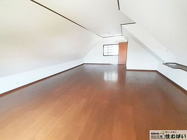3階にも窓が備え付き！3面採光で日当たりはもちろん風通しも良好☆締め切られた屋根裏というより、リビングのような明るいイメージです♪