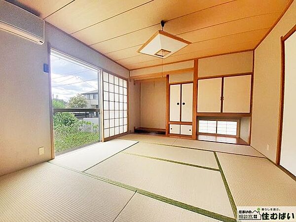 忙しい日々を忘れさせてくれるような、ゆったりとした時間が流れる和室スペース。直に寝転ぶこともできる柔らかな床で、リラックスしたひと時を♪のんびり日光浴もお楽しみいただけます☆
