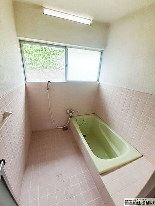 お子様やペットとの入浴にもゆとりが持てる広々としたバスルーム♪換気に便利な窓付きで、湿気&カビ対策にもうってつけです◎