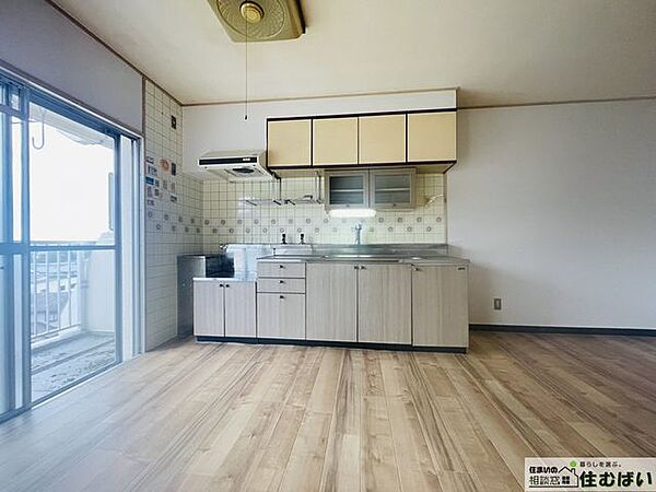 収納豊富なシステムキッチンで調理器具もスッキリと片付きます♪壁付けタイプで家事動線や配膳もスムーズ！日々のお料理も快適に♪