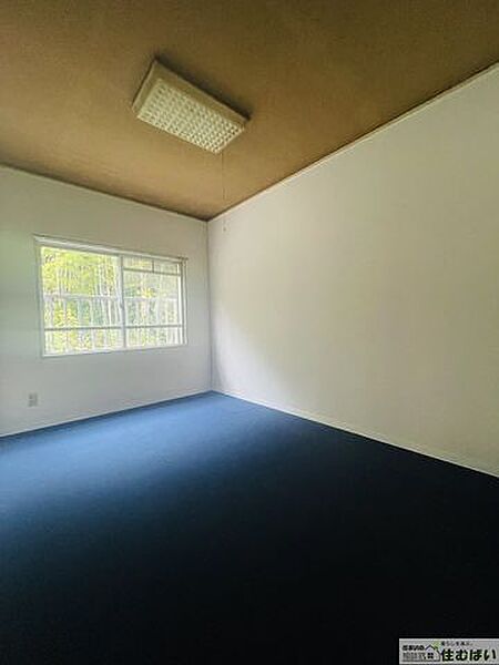 ネイビーのアクセントクロスでゆったりとくつろげる落ち着いた住空間に。大きく開放的な窓からは清々しい朝日と優しい月明かりが降り注ぎます♪