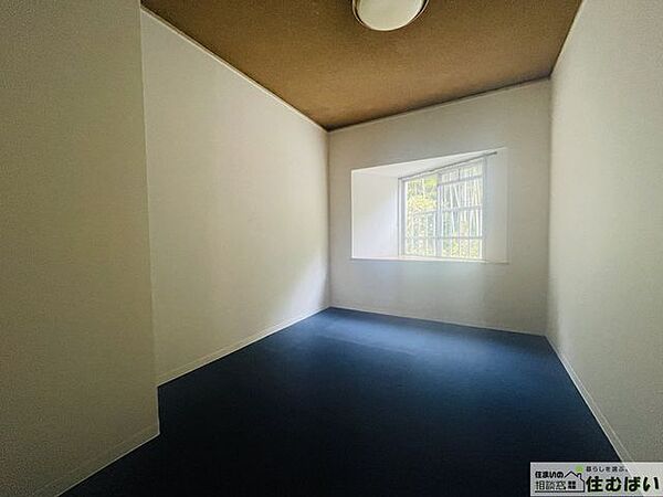 ネイビーのアクセントクロスでゆったりとくつろげる落ち着いた住空間に。大きく開放的な窓からは清々しい朝日と優しい月明かりが降り注ぎます♪