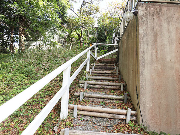 素朴な雰囲気の階段