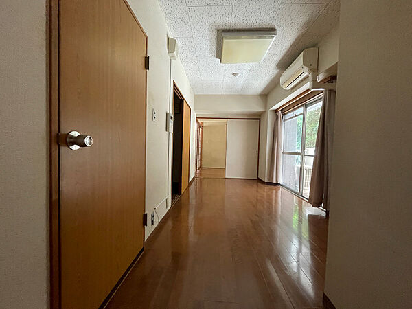 玄関から室内