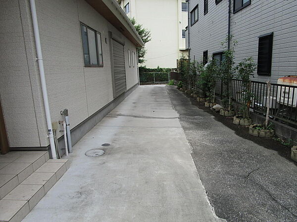 玄関南側から駐車場を撮影