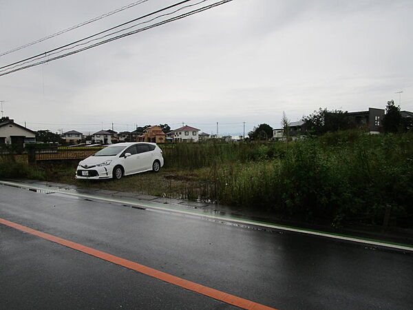 前面道路対面の東よりから撮影