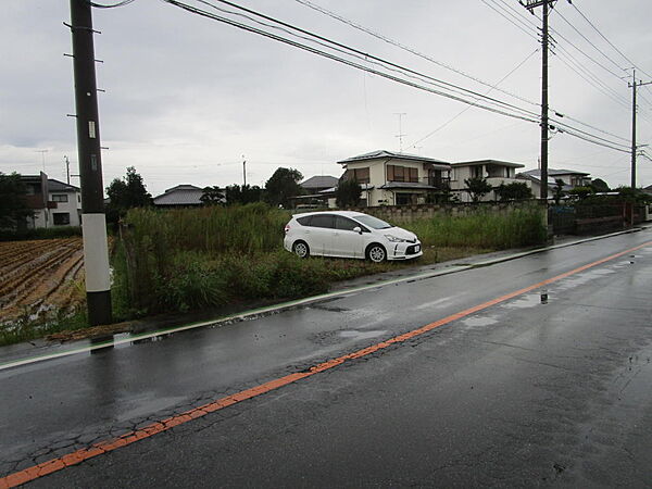 前面道路対面の西よりから撮影