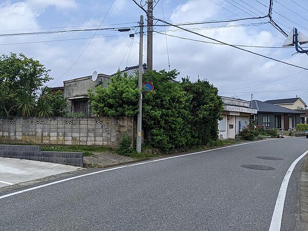 前面道路はゆったりした幅員があります。