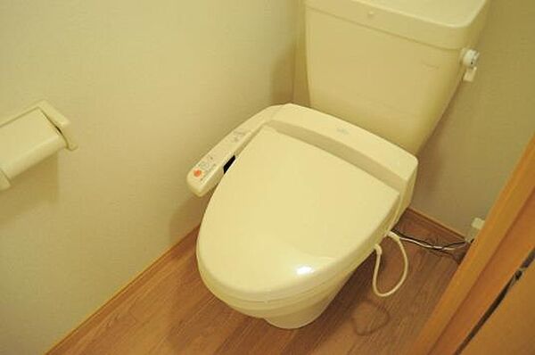 画像7:快適な温水洗浄便座付きトイレになります。